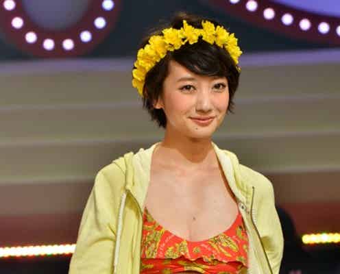 ショートカット美女・波瑠、ビキニ姿披露 美くびれに観客くぎづけ