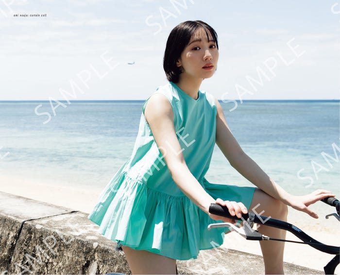 能條愛未ファースト写真集「カーテンコール」blueprint book store限定版表面ポスター/撮影:熊谷直子(提供写真)