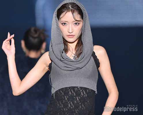 Girls2小川桜花、バラクラバ風ノースリーブニットでほっそり二の腕披露【TGCしずおか2025】