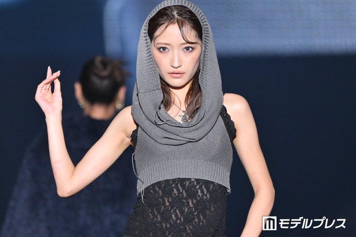 Girls2小川桜花、バラクラバ風ノースリーブニットでほっそり二の腕披露【TGCしずおか2025】