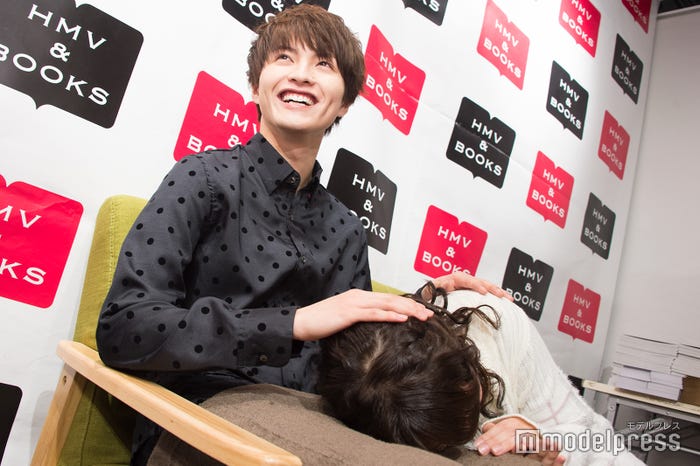 照れまくる(C)モデルプレス