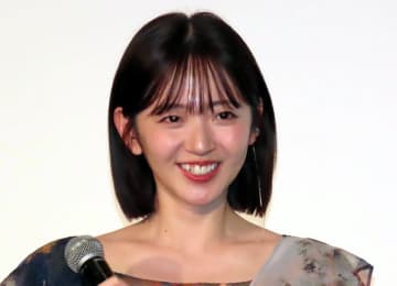 「えええええ！」鈴木愛理 タイトな白ドレス姿に反響続々「大人感やばい」「女神すぎる♥」