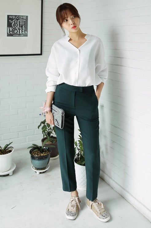 Vネックオーバーブラウス「DHOLIC」3,607円 (税込)／画像提供：DHOLIC
