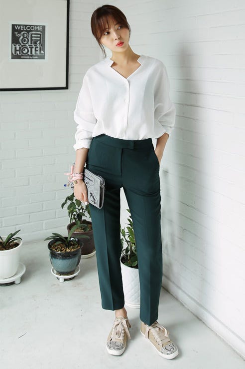 Vネックオーバーブラウス「DHOLIC」3,607円 (税込)/画像提供:DHOLIC