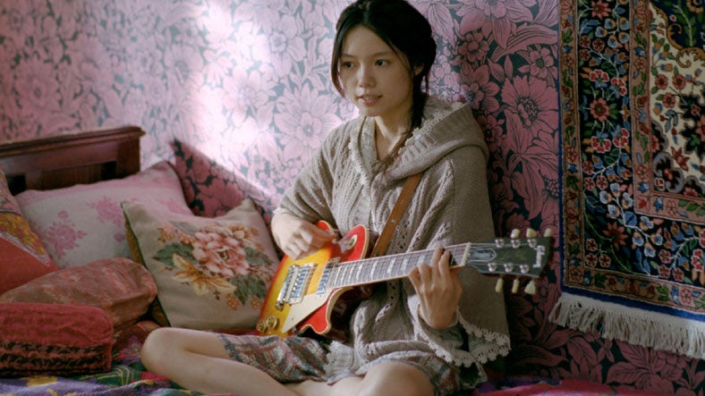 宮崎あおい、「アース」新CMでブルーハーツ名曲を弾き語り