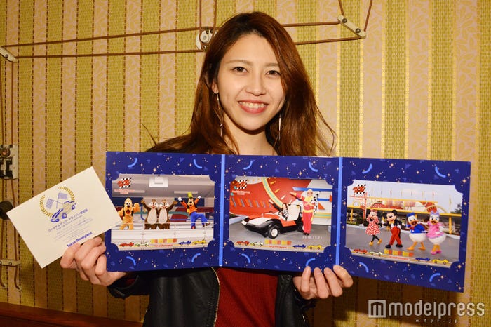 (左)第1弾の乗車証明書、(右)ディズニースナップフォト 1,540円/モデル:辻川可奈子(C)モデルプレス