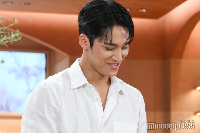 綺麗な手を褒められ照れてうつむくMINGYU(ミンギュ)(C)モデルプレス