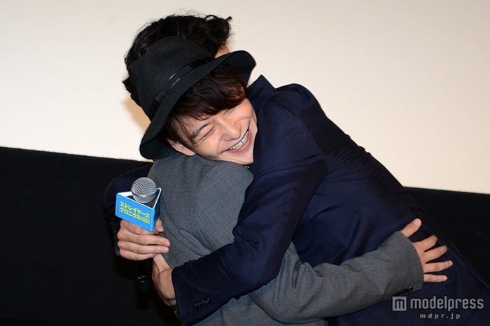 染谷将太(左)に“超全力ハグ”をする岡田将生(右)