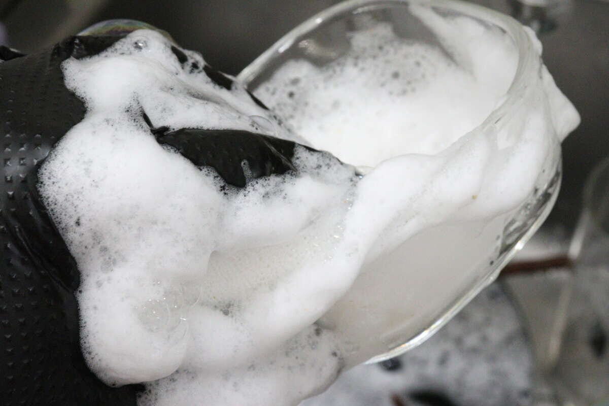 ダイソー 速乾キッチンスポンジ ダイソーの速乾キッチンスポンジは繊細な食器に対応できる