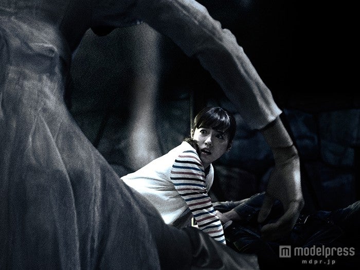 恐怖に慄く島崎遥香（C）2015『劇場霊』製作委員会