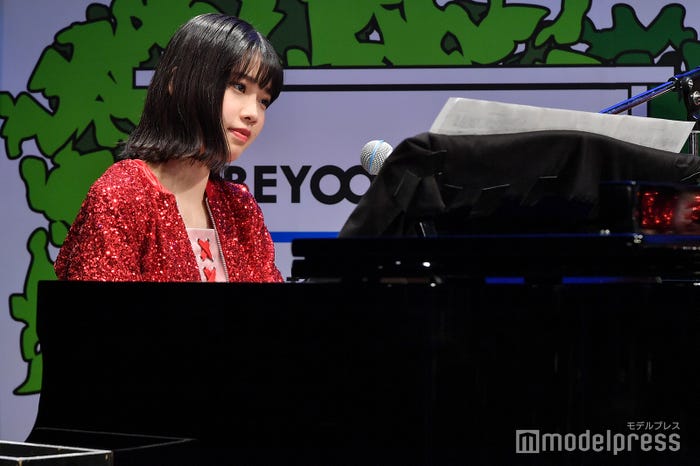 囲み取材にて…報道陣に求められ、「小夜曲(セレナーデ)“眼鏡の男の子”」を披露する小林萌花(C)モデルプレス