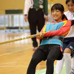 吉田選手と綱引き対決する井上真央