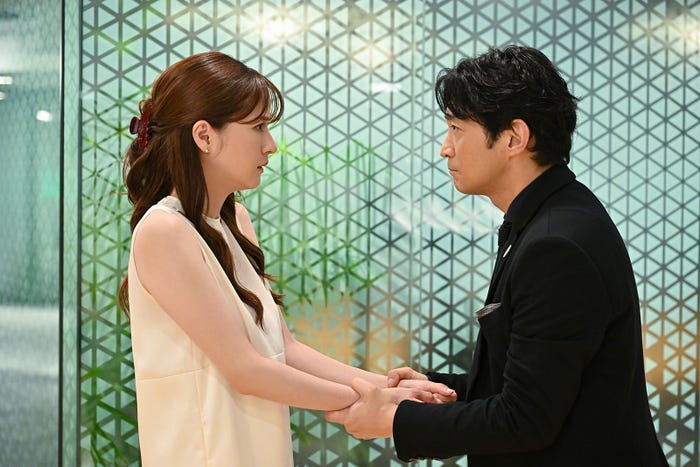 松本若菜、津田健次郎「西園寺さんは家事をしない」第5話より(C)TBS