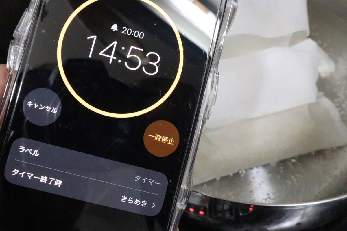 沸騰した鍋に入れて湯炊きしている状態とスマートフォンのタイマー画面