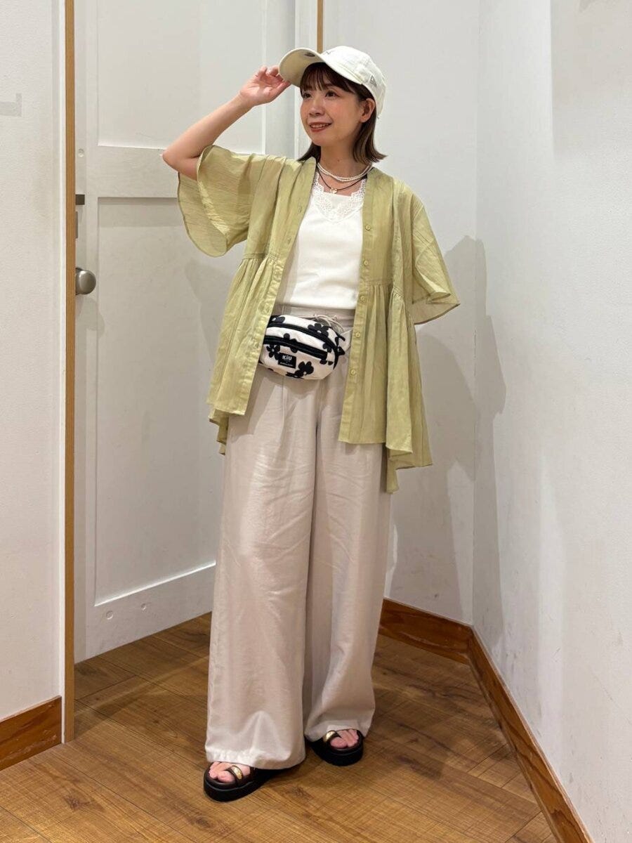 黄緑ペプラムブラウスと白Tシャツの女性 黄緑ペプラムブラウスと白Tシャツの女性