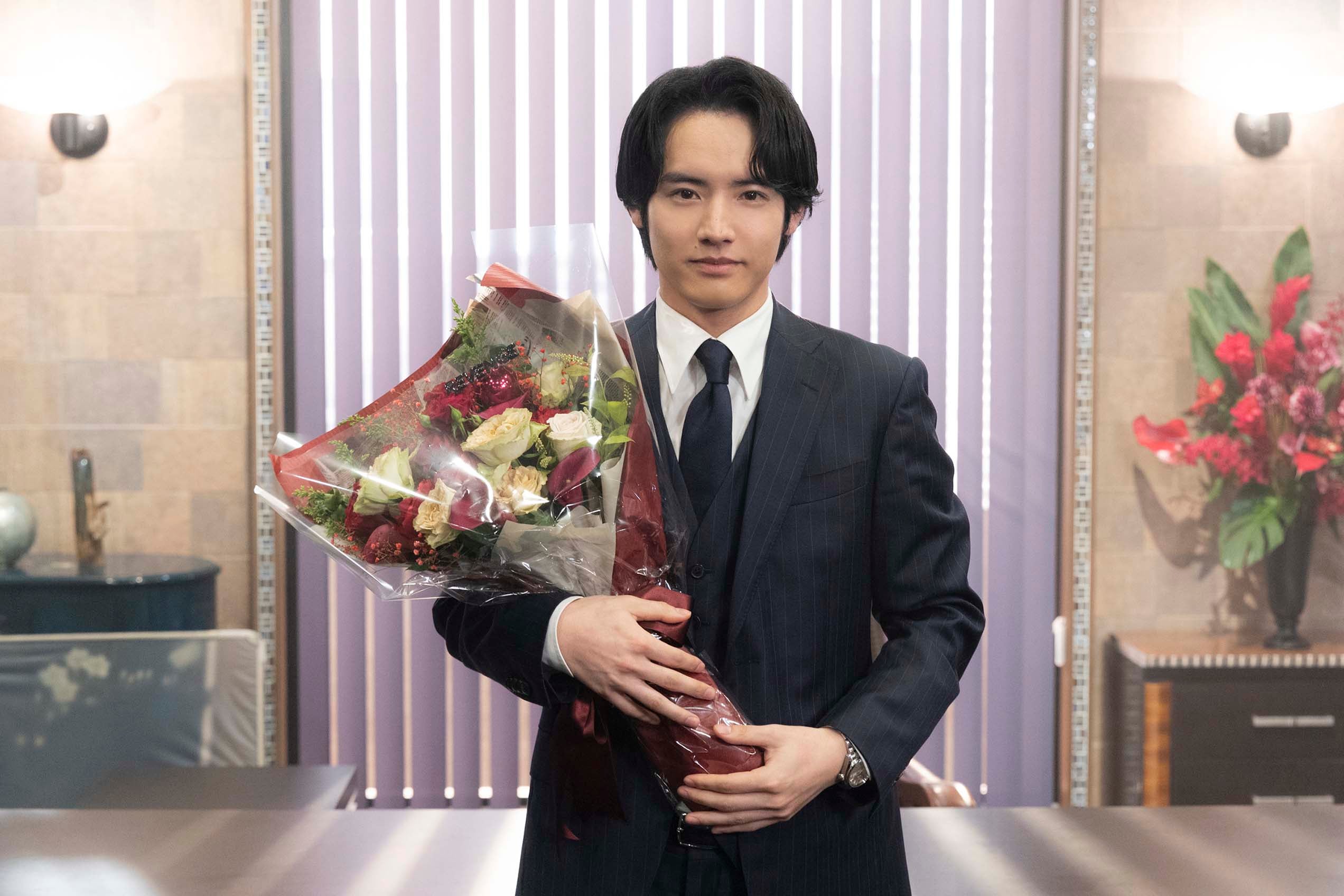 赤楚衛二「Re:リベンジ」笑顔でクランクアップ 撮影を回顧「罵声を浴び、エビチリを顔につけられました（笑）」