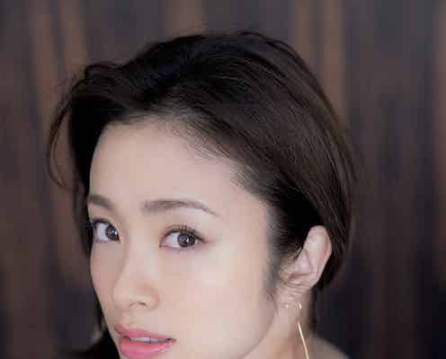 上戸彩、美背中あらわバックショットで魅了