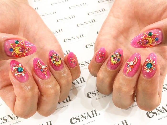 セーラームーン風ネイルが大人女子に人気 光輝くクリスタルのパワーで指先をメイクアップ モデルプレス セーラームーン風ネイルが大人女子に人気 光輝くクリスタルのパワーで指先をメイクアップ モデルプレス