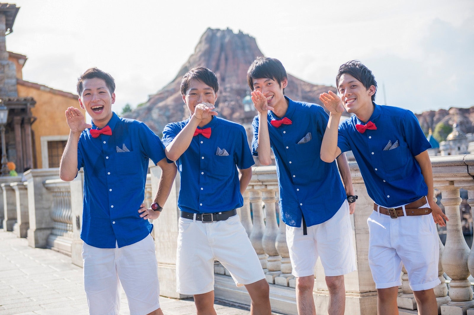 ドナルドダックをイメージした色味でコーディネートしているゲスト （写真は昨年のもの） ／（C）Disney