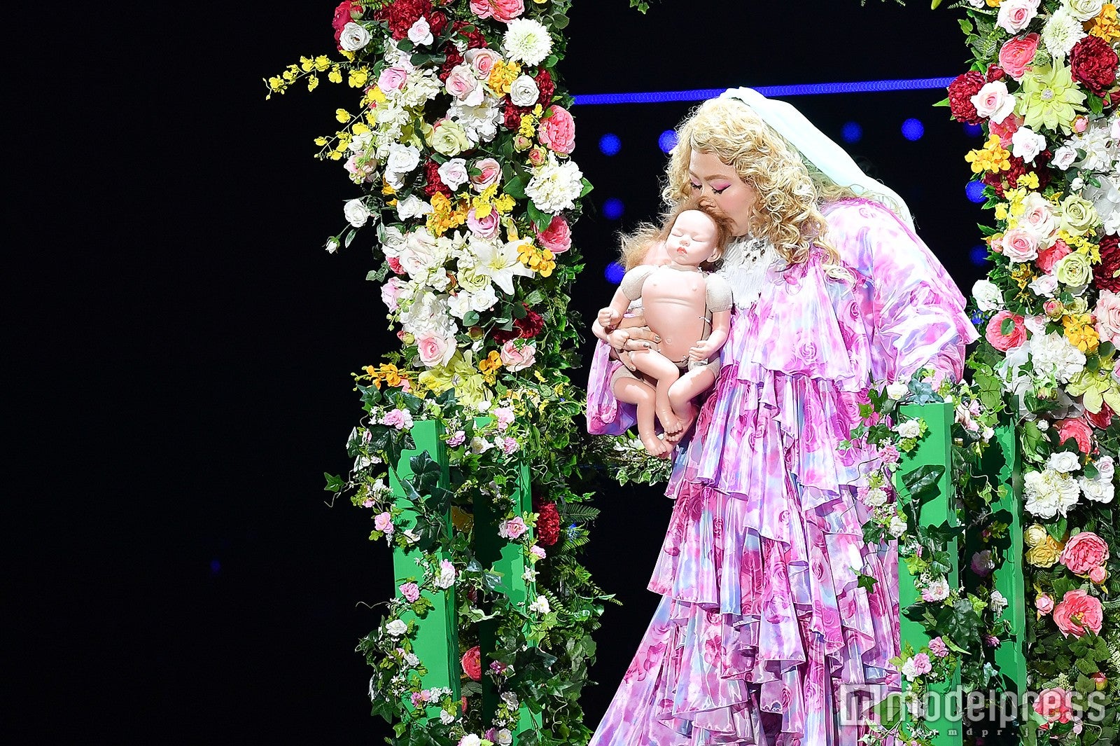 渡辺直美、“双子出産”のビヨンセを完コピ＜TGC2017A／W＞