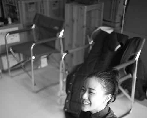 蒼井優の癒やし笑顔、女神のような深田恭子…瑛太に見せる自然な姿に胸キュン「ハロー張りネズミ」<オフショット連載その4>