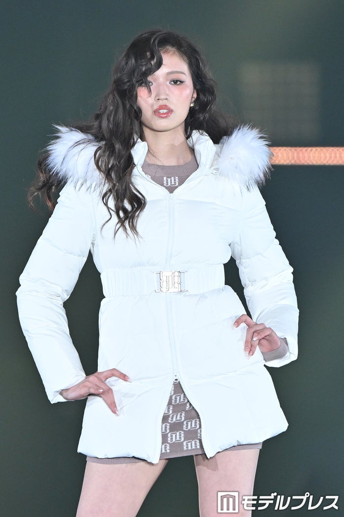 せいら、ミニ丈ワンピで美脚スラリ ウェービーヘアで圧巻オーラ【GirlsAward 2024AW】