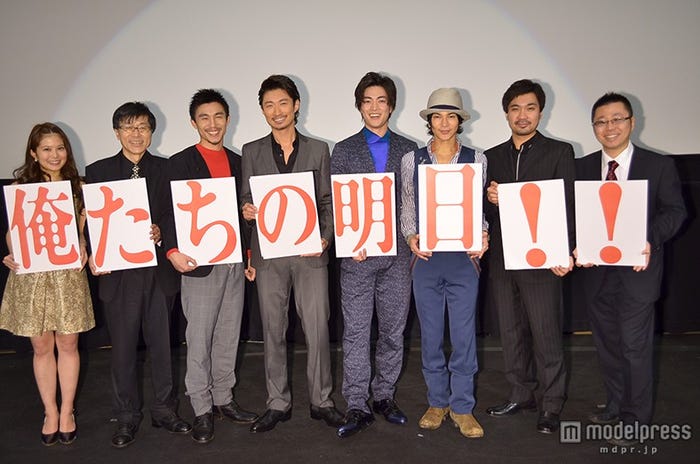 (左より)佐津川愛美、平田満、中尾明慶、眞木大輔、大東駿介、武田真治、橋本一郎、中島良監督