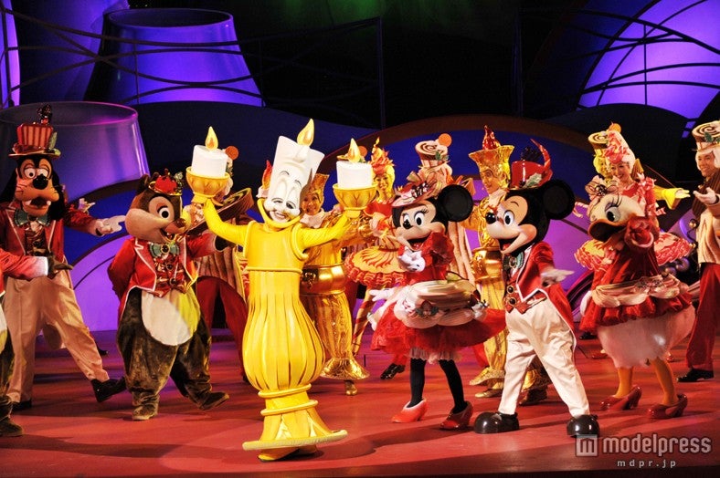 「テーブル・イズ・ウェイティング - クリスマスキュイジーヌ」(C）Disney