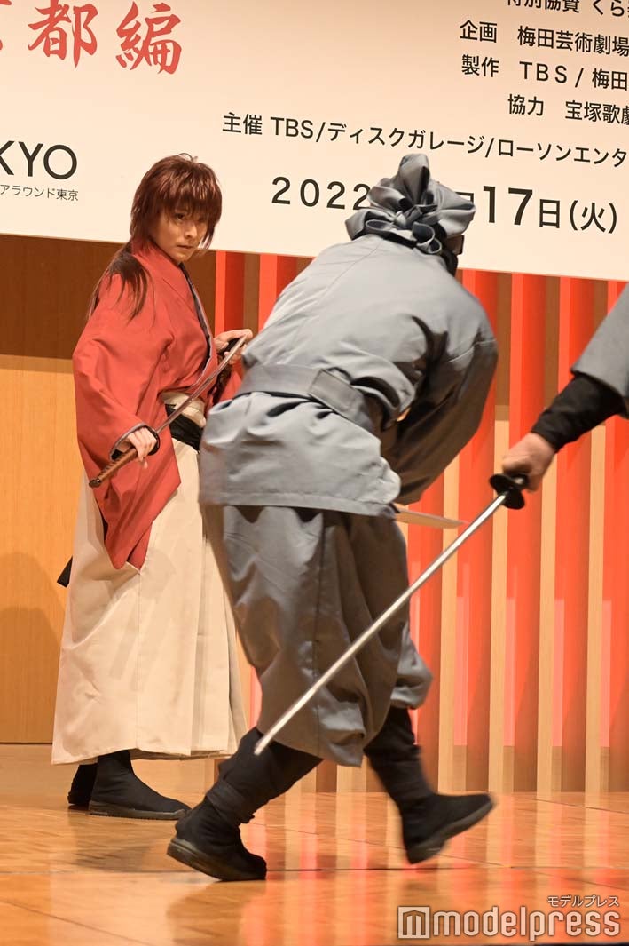 殺陣を披露する小池徹平（C）モデルプレス