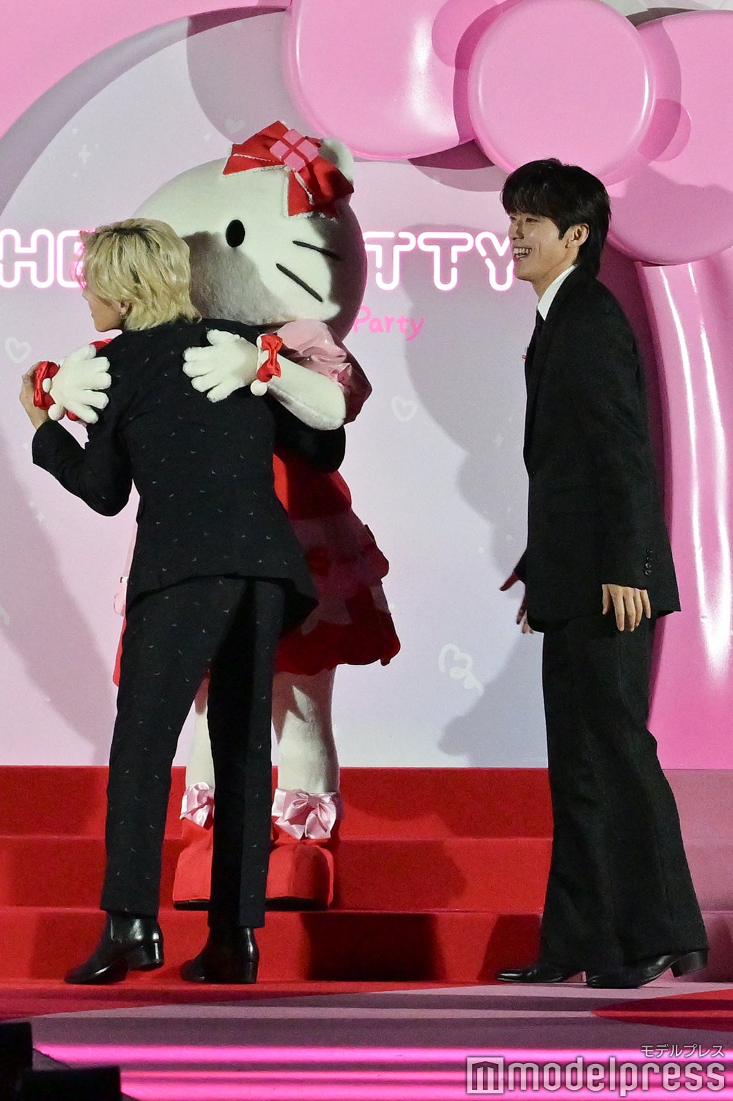 ハローキティとハグする川西拓実、見守る河野純喜（C）モデルプレス