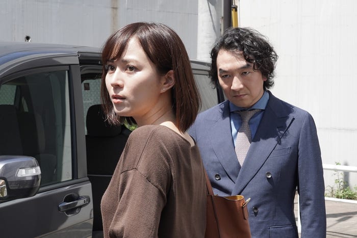 比嘉愛未、池田鉄洋/「TWO WEEKS」第9話より(C)関西テレビ