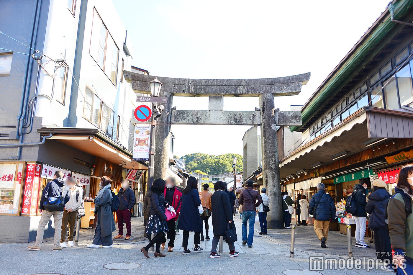 駅ロータリーを抜けてすぐ右手の参道はいつも多くの参拝者で賑わう(C)モデルプレス
