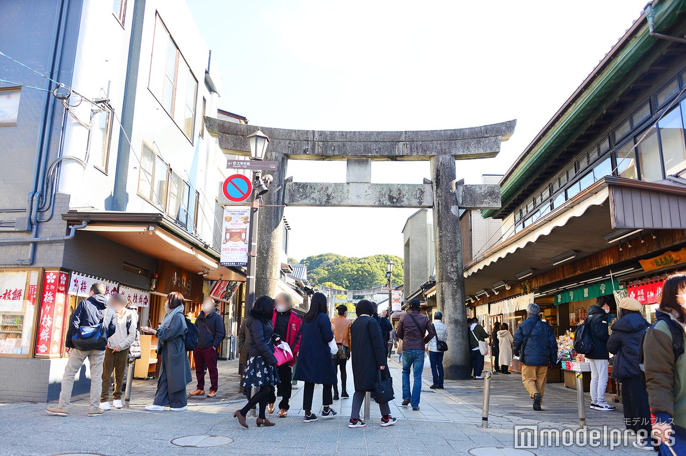 駅ロータリーを抜けてすぐ右手の参道はいつも多くの参拝者で賑わう（C）モデルプレス