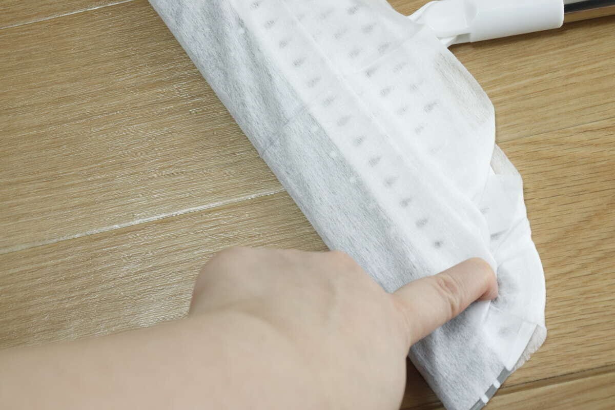 ワイパーほうきのヘッドにお掃除シートを取り付けている様子。 ワイパーほうきのヘッドにお掃除シートを取り付けている様子。