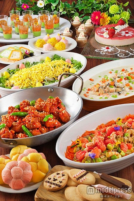 スペシャルブッフェ：大人3090円、7～12才1950円、4～6才1230円（C）Disney