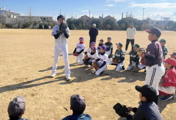 阪神“虎のさだまさし”がマリナーズ特任コーチ福田氏と野球教室