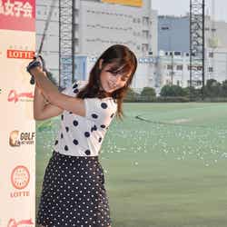 スイングする佐々木希