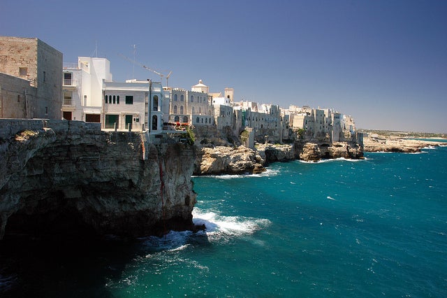 断崖に建つ街並み／photo by Pug Girl