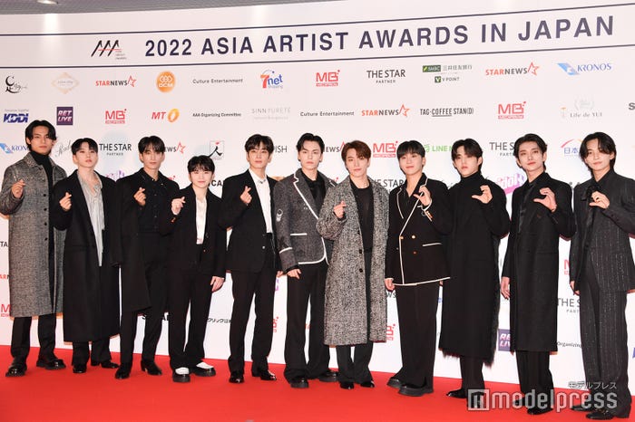 SEVENTEEN/(左から)ミンギュ、ホシ、ドギョム、ウジ、ウォヌ、バーノン、ディノ、スングァン、エスクプス、ジョシュア、ジョンハン(ジュン、ディエイトは欠席)