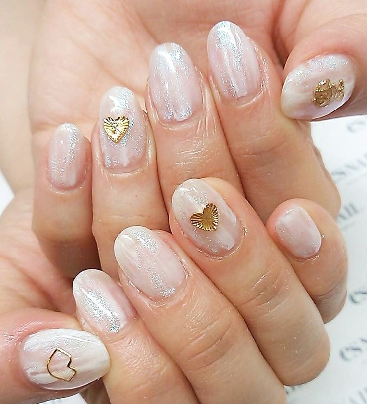 ゴールドのパーツがさりげないポイント（画像提供：esNAIL）