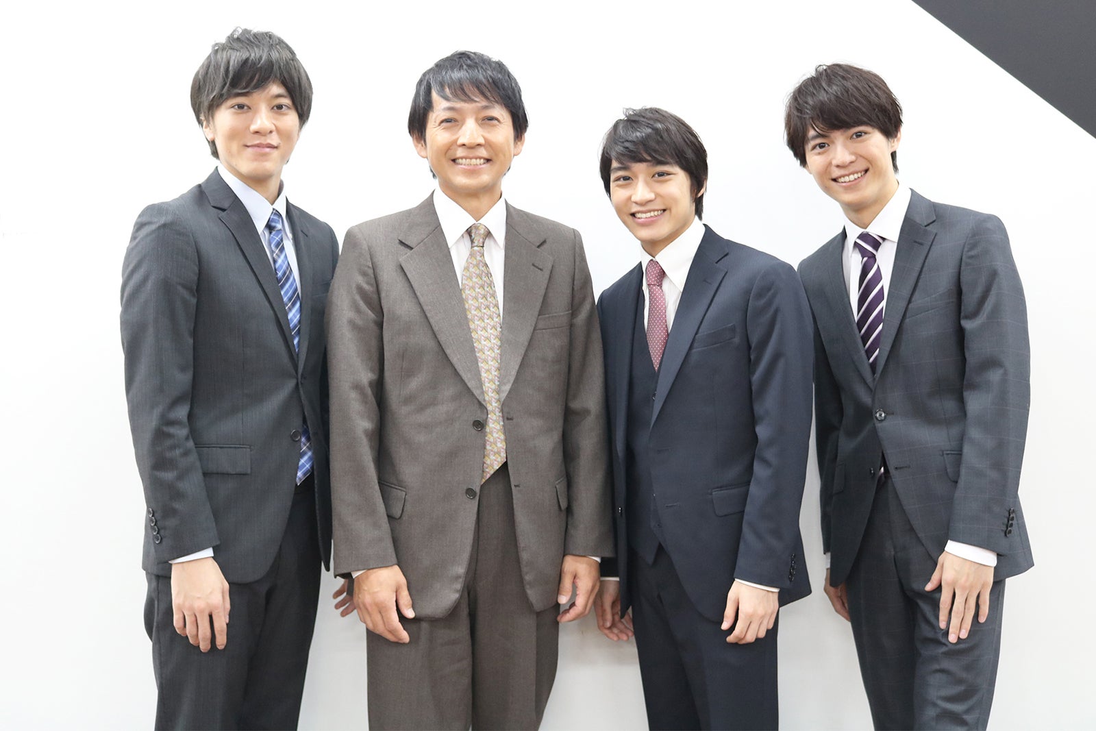 松岡広大・松島庄汰・溝口琢矢がスーツ姿で爽やか笑顔 東根作寿英30周年記念舞台「Boss＆Police ～ガケデカ後藤誠一郎～」