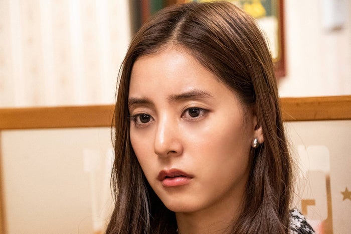 凜としていて優しい雰囲気の眉の新木優子/「モトカレマニア」より(C)フジテレビ<br />