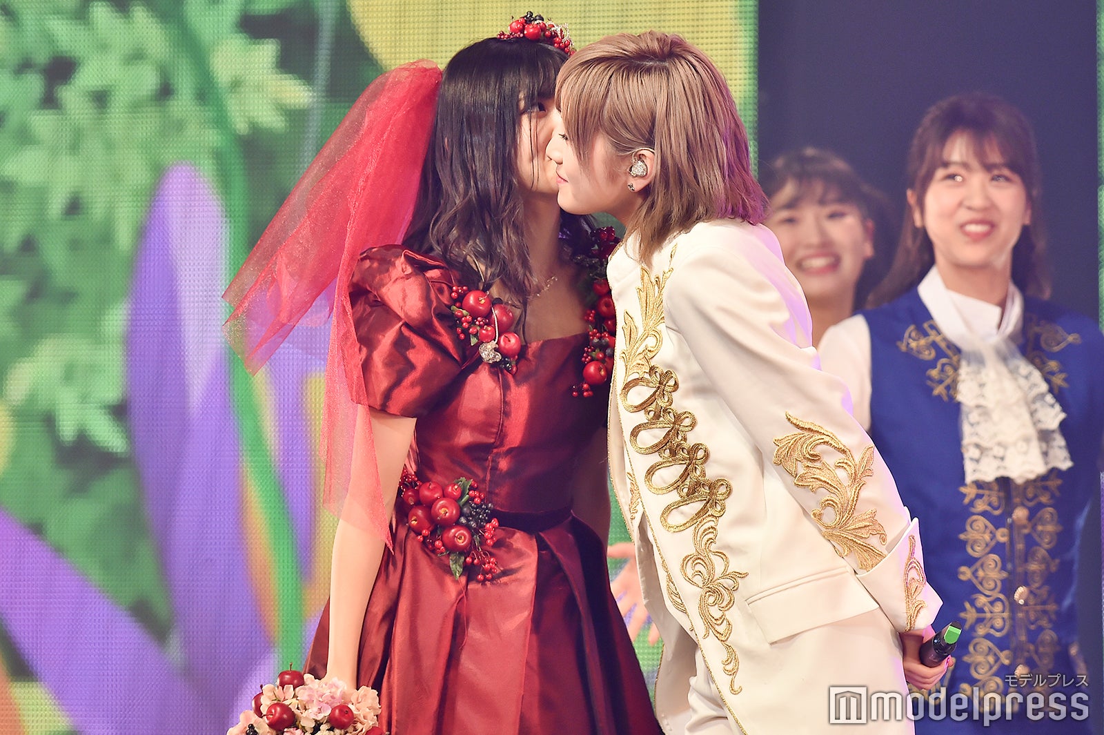 AKB48岡田奈々、男装で村山彩希とキス・“結婚式”…＜ゆうなぁ単独 