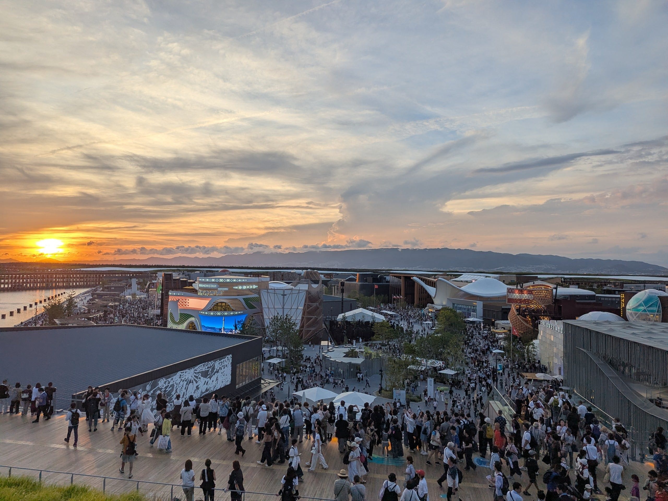 夕暮れ時の万博会場を大屋根リングから。刻一刻と変わる景色は感動的で美しかった