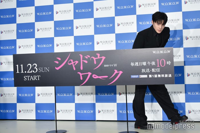 お辞儀をしながら会場を後にした川西拓実(C)モデルプレス