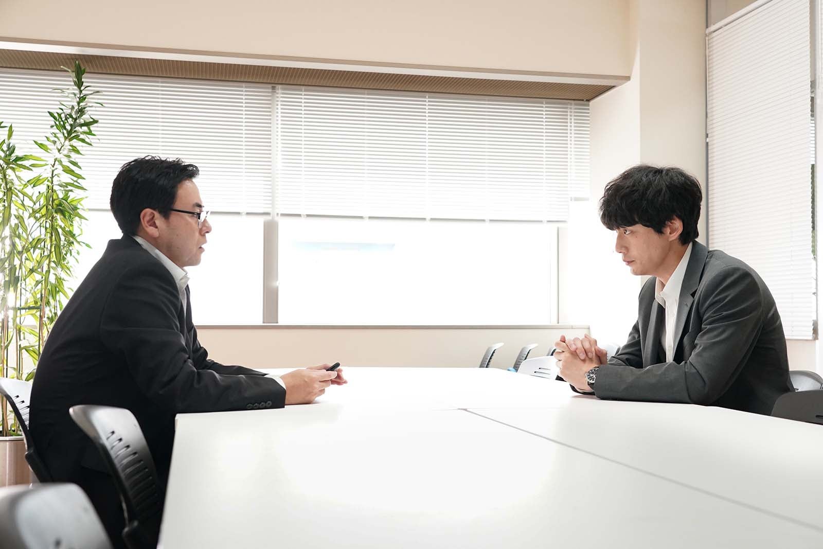 鈴木浩介、坂口健太郎「CODE―願いの代償―」第2話より（C）読売テレビ・日本テレビ