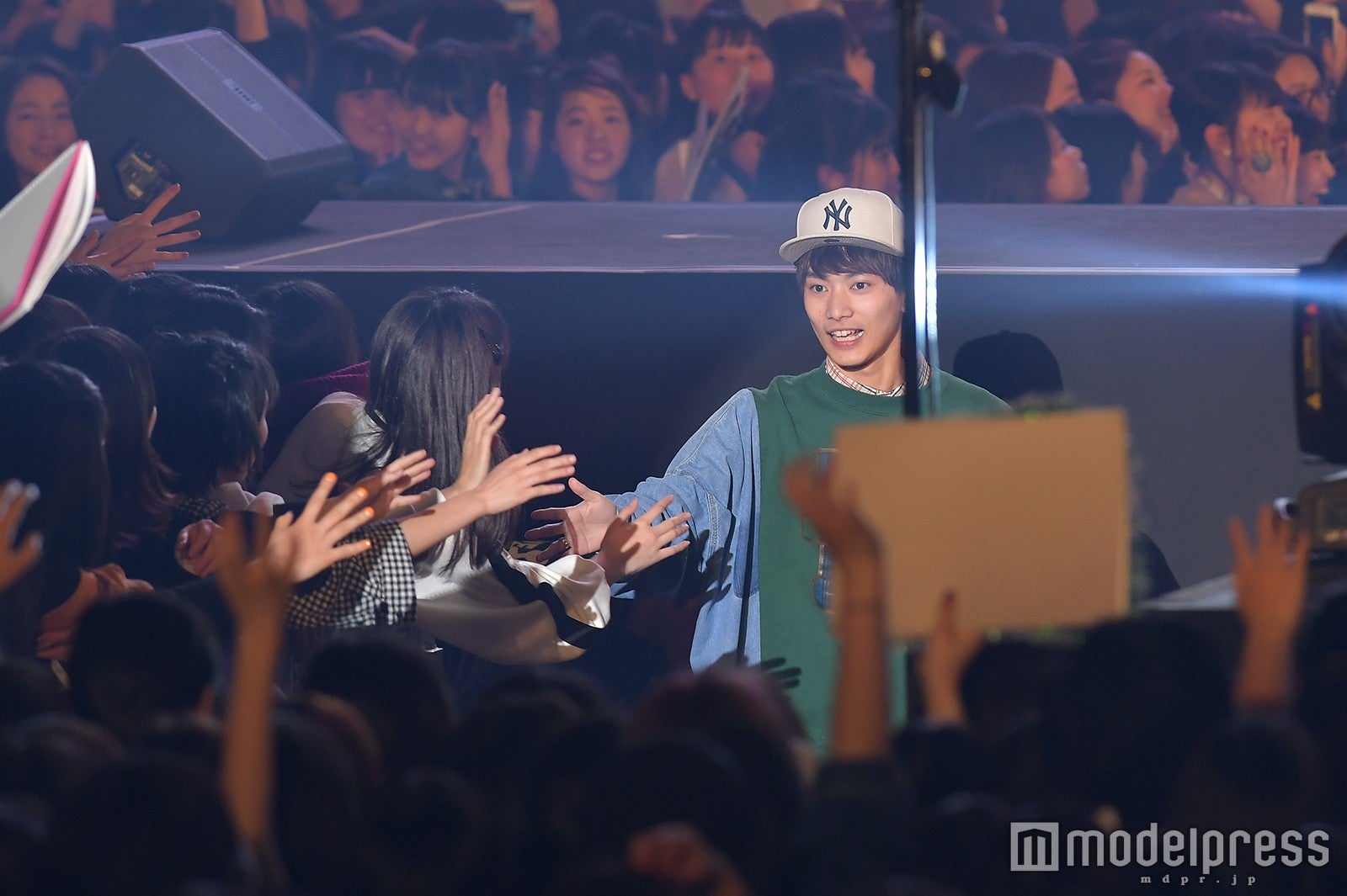 ファンサービスする那須泰斗 （C）モデルプレス