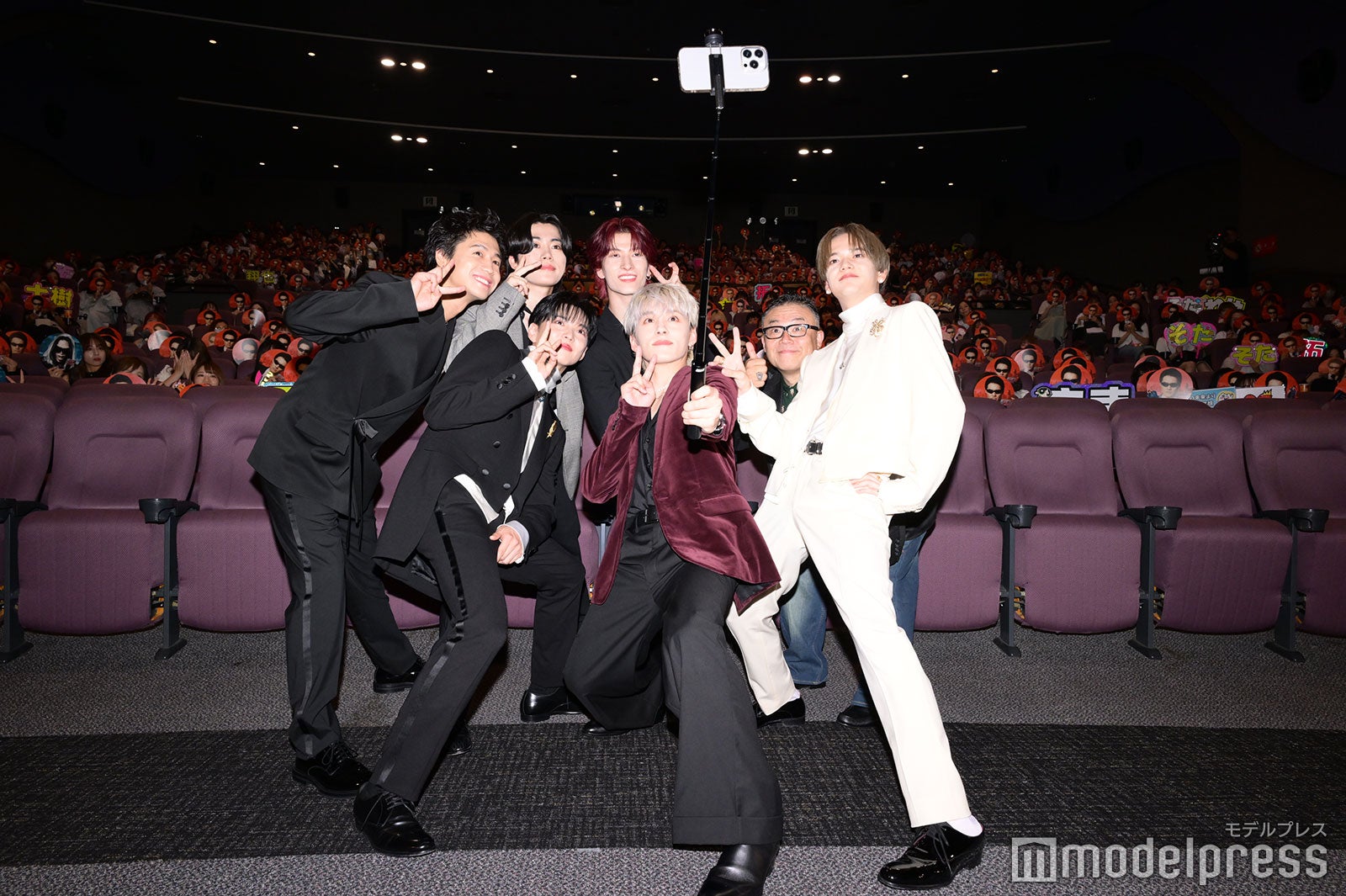 自撮りするメンバー（C）モデルプレス