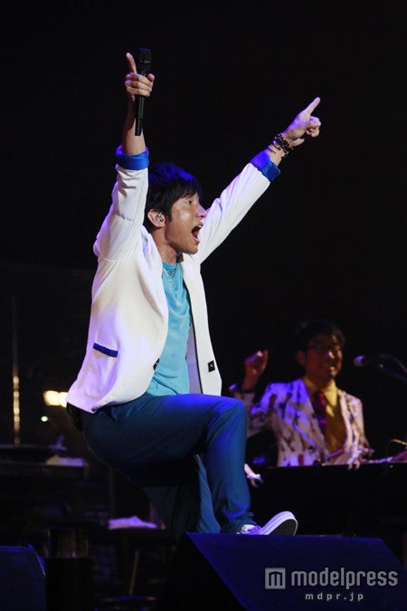 ライブパフォーマンスをしたウカスカジーの桜井和寿