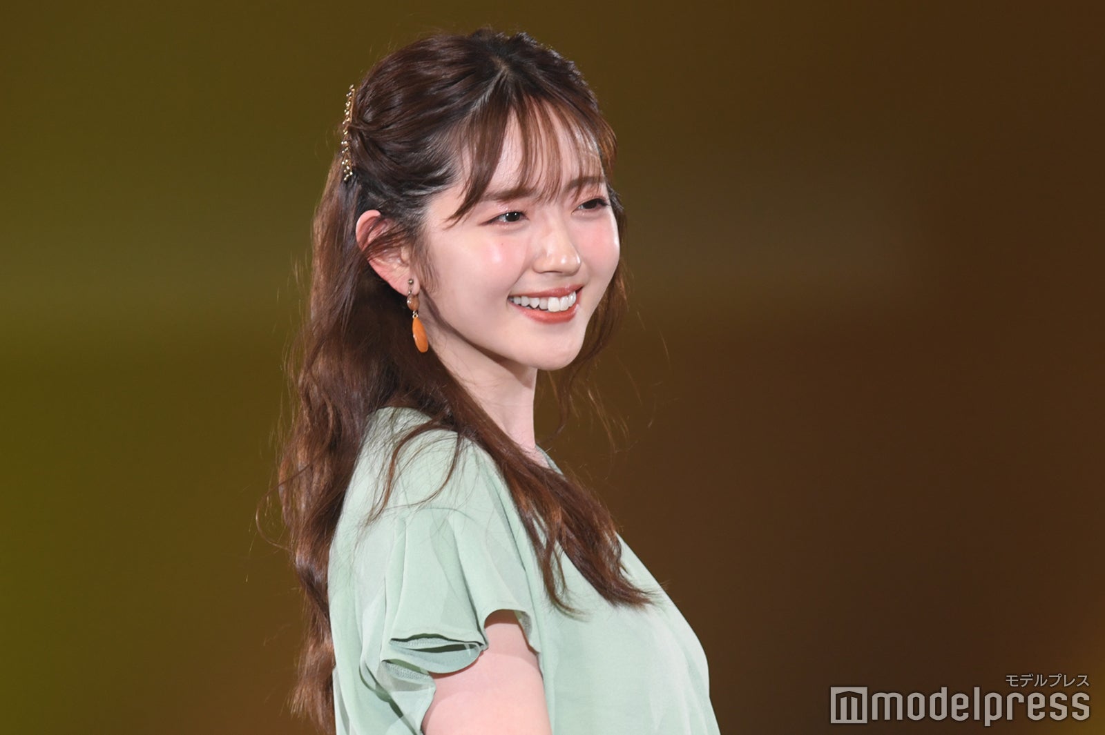 鈴木愛理、“変形オールインワン”で美脚披露 キュートな笑顔にドキッ＜札幌コレクション 2022 S／S＞